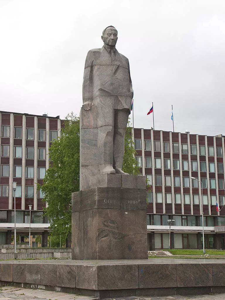 Памятник Куусинену О. В. Памятник Куусинену О. В.