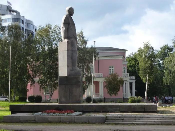 Памятник Куусинену О. В. Памятник Куусинену О. В.