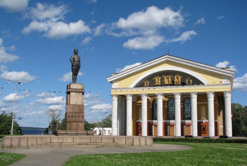 Памятник С. М. Кирову Памятник С. М. Кирову