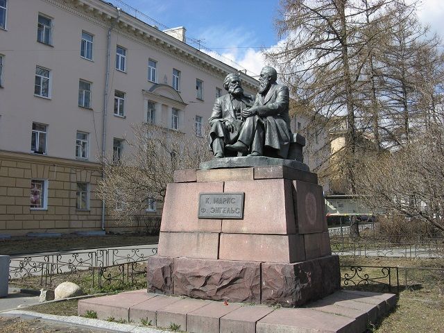 Памятник К. Марксу и Ф. Энгельсу Памятник К. Марксу и Ф. Энгельсу
