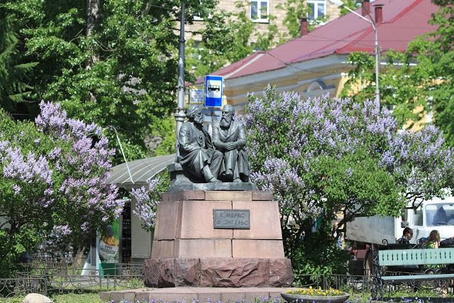 Памятник К. Марксу и Ф. Энгельсу Памятник К. Марксу и Ф. Энгельсу